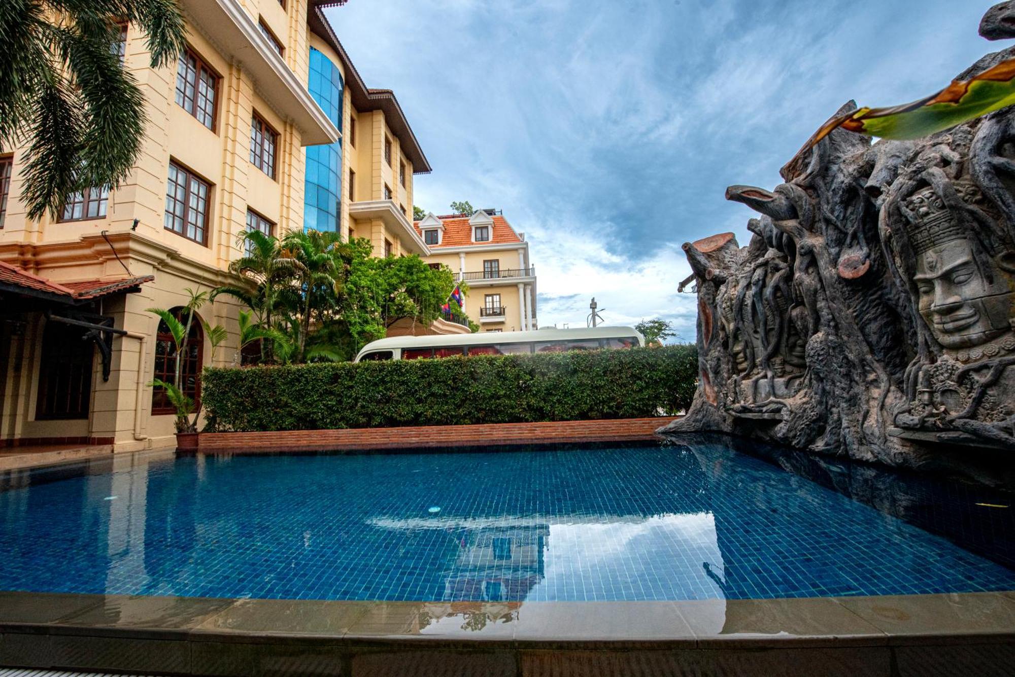 The Suite By Royal Crown Hotel Siem Reap Exteriör bild