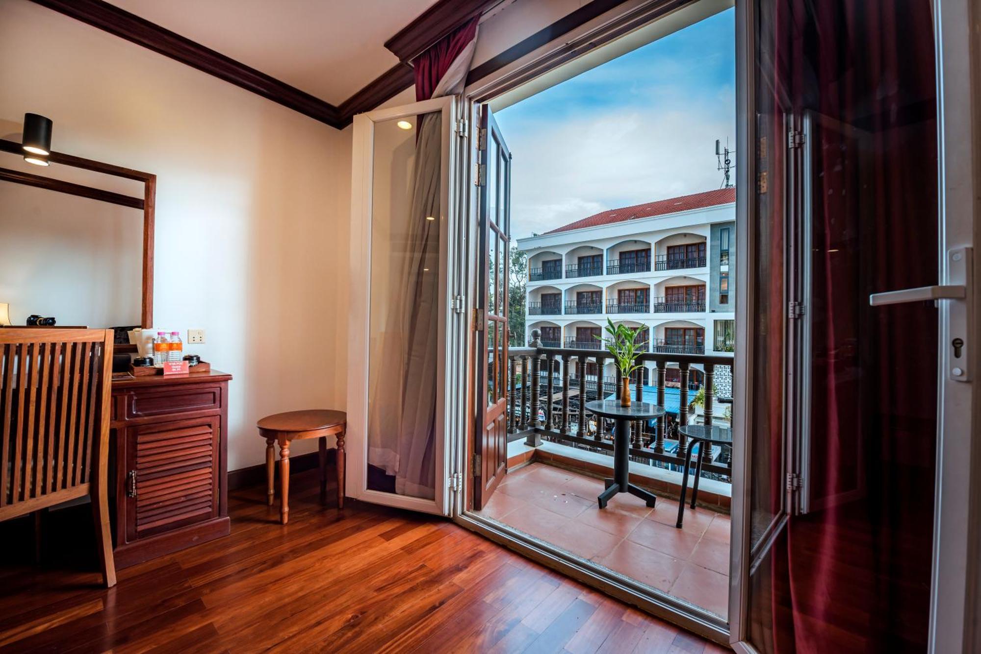 The Suite By Royal Crown Hotel Siem Reap Exteriör bild